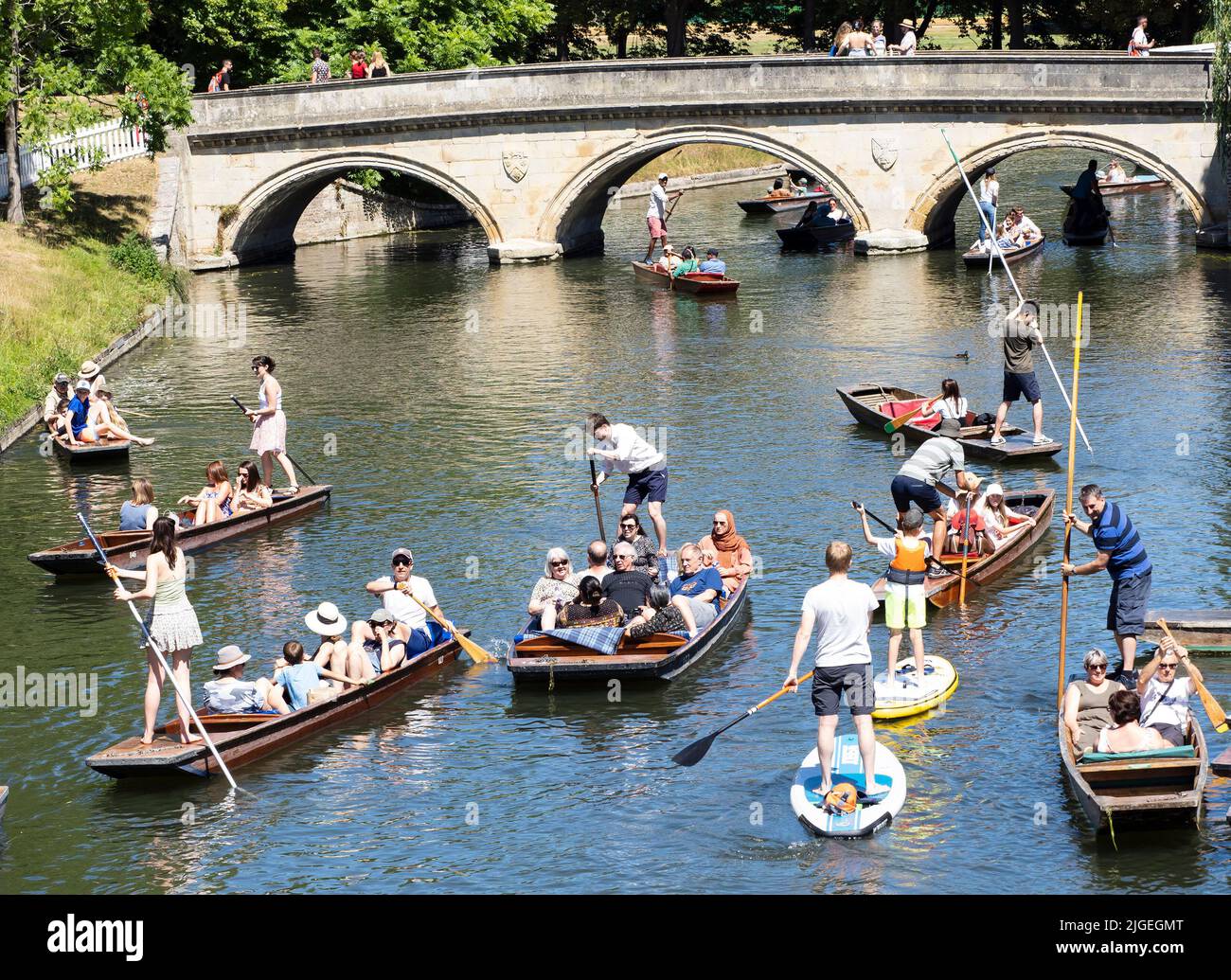 Cambridge, Großbritannien 10.. Juli 2022. Touristen genießen das heiße Sonntagswetter beim Pecheln auf dem River Cam in Cambridge. Kredit: Headlinephoto/Alamy Live Nachrichten. Stockfoto