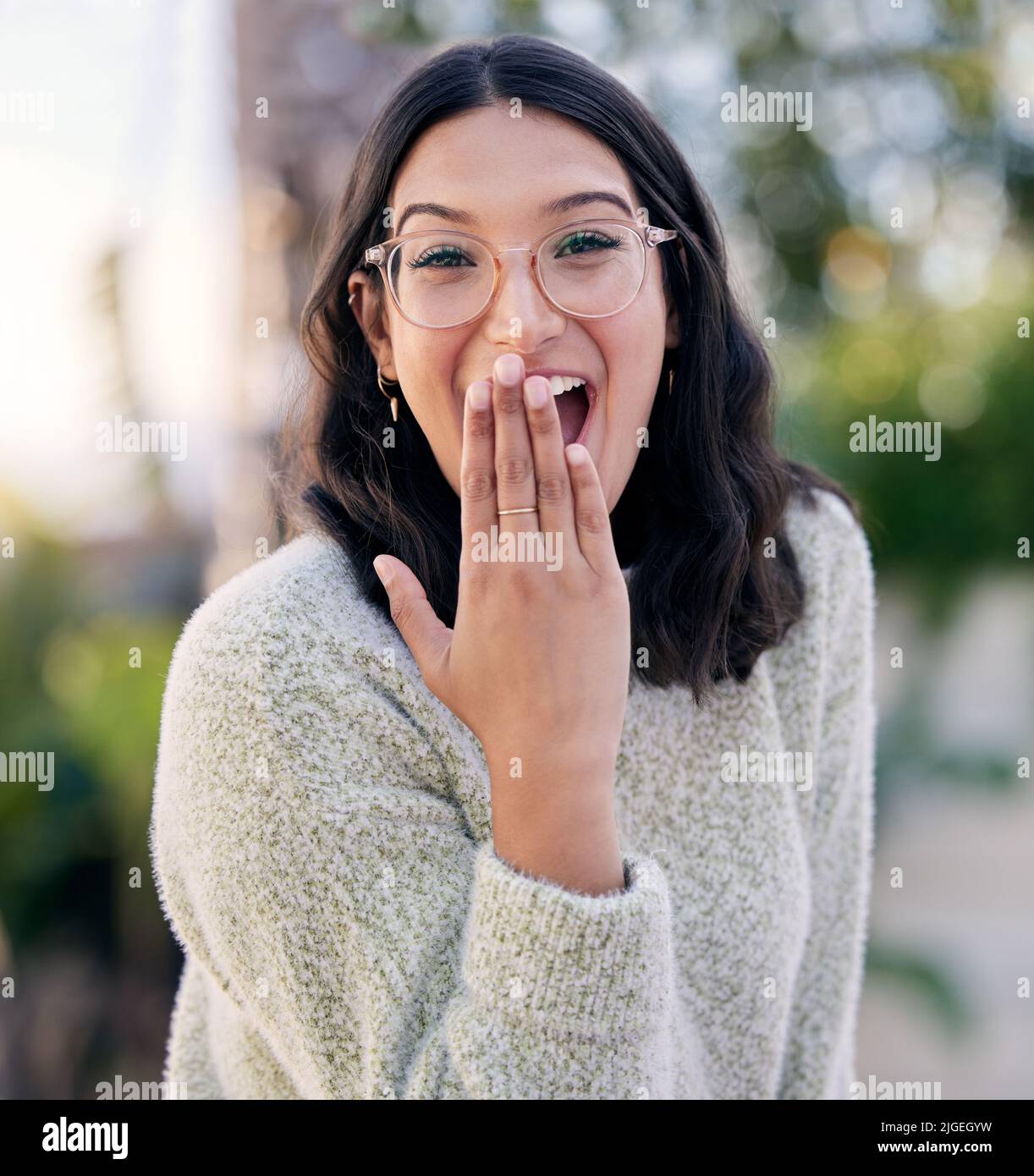 Ich habe darauf gewartet. Nahaufnahme einer Frau, die überrascht aussuh, während sie draußen stand. Stockfoto