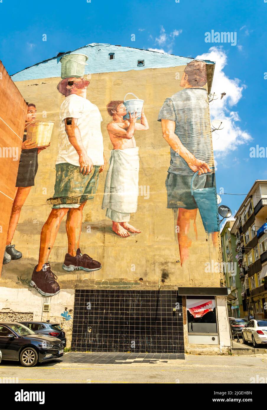 Fintan McGee arbeitet. Wandgemälde in Istanbul. Street Art, Wandgemälde des australischen Künstlers Fintan McGee Pray for Rain, 2017 in Kadiköy in Istanbul, Türkei Stockfoto
