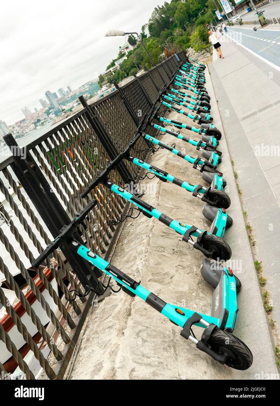 Binbin Scooters - gemeinsamer Roller-Service, Böschung in Istanbul, Türkei Stockfoto