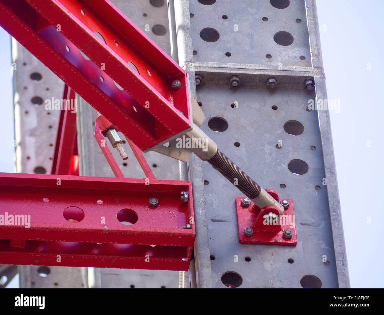 Metallstruktur aus Stahl mit Schrauben und Nieten Stockfoto