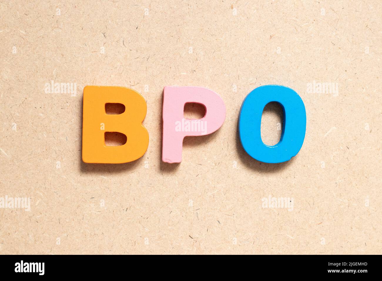 Farbiger Buchstabe im Wort BPO (Abkürzung für Business Process Outsourcing) auf Holzhintergrund Stockfoto