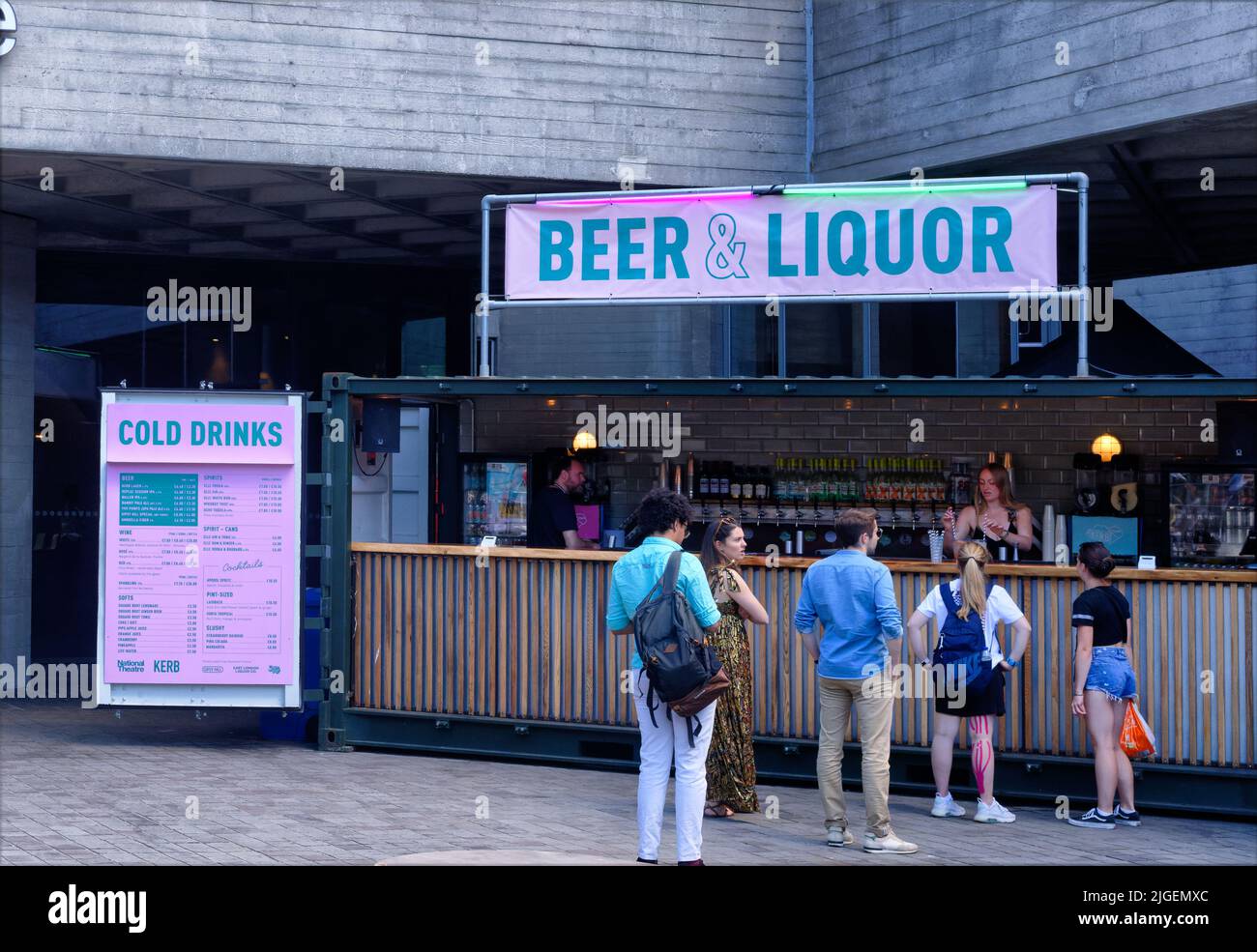 An einer Bar im Freien an der Southbank, London, während der Hitzewelle 2022, können Sie sich für Getränke anstellen Stockfoto