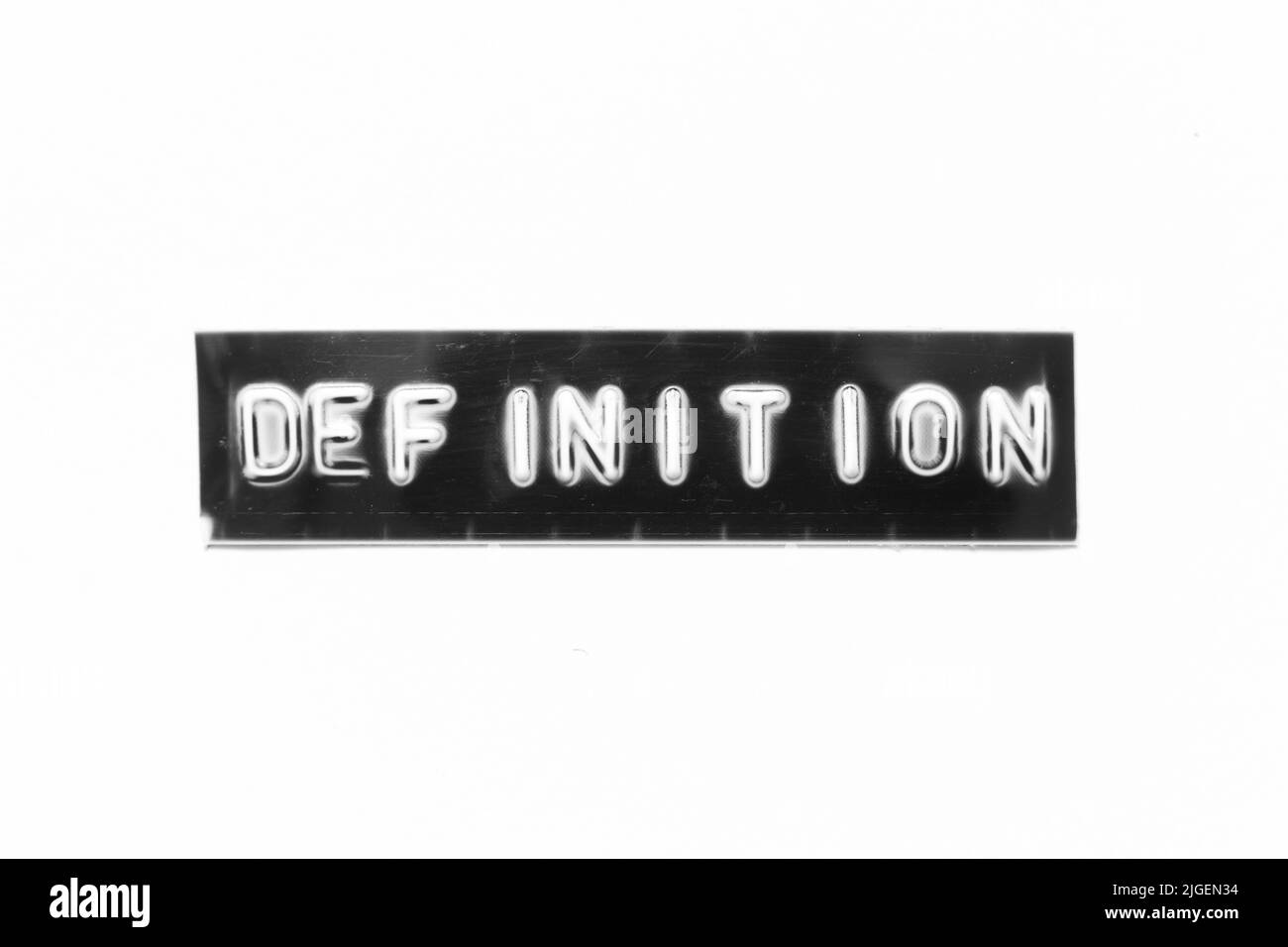 Geprägter Buchstabe mit Wortdefinition in schwarzem Banner auf weißem Papierhintergrund Stockfoto