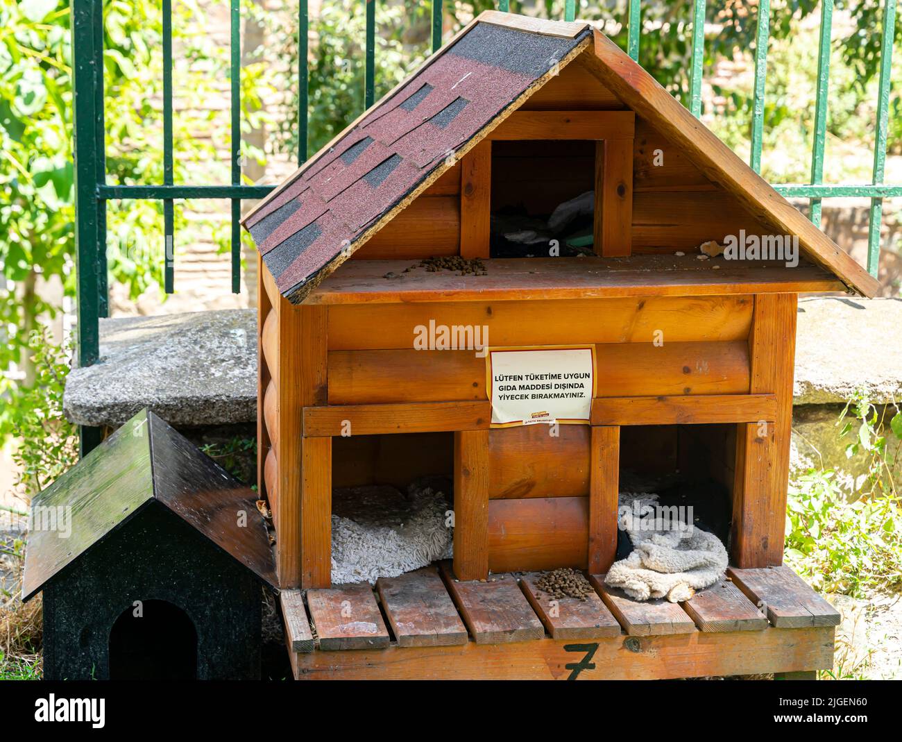 Haustiere Holzhaus in Fatih, Istanbul. Haus für Tiere in der Nähe der historischen Kirche mit Hinweis über die Fütterung von Haustieren installiert. Türkei Stockfoto