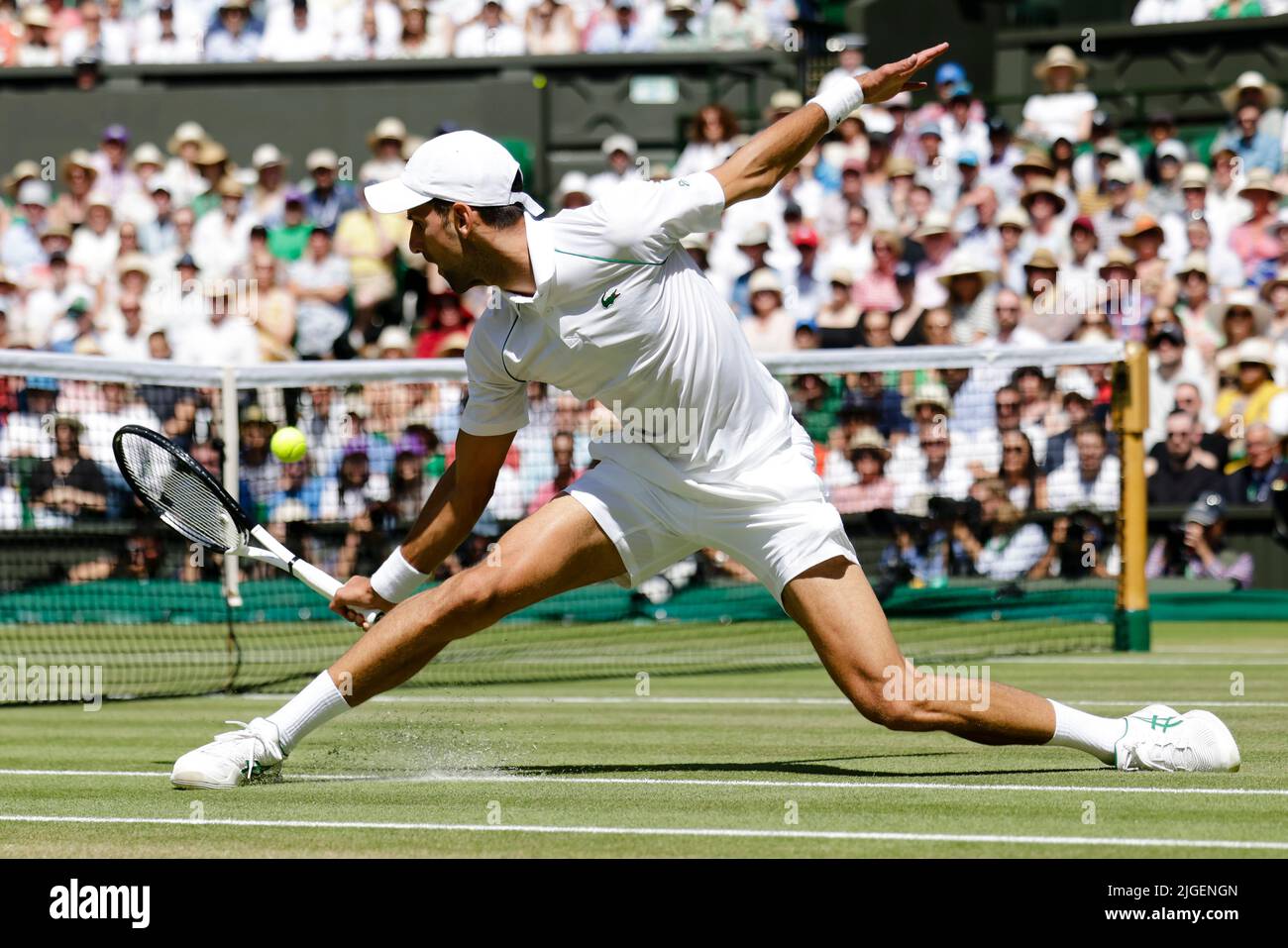 London, Großbritannien, 10.. Juli 2022: Novak Djokovic ist während des Männerfinales´s bei den Wimbledon Championships 2022 im All England Lawn Tennis and Croquet Club in London im Einsatz. Kredit: Frank Molter/Alamy Live Nachrichten Stockfoto