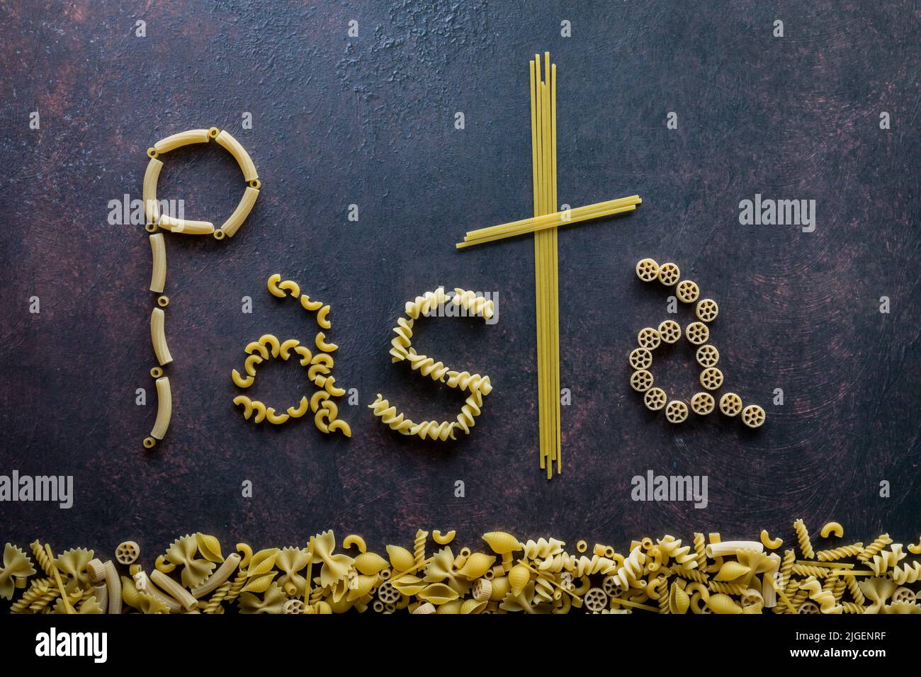 Das Wort Pasta mit trockenen Pasta Formen und einem Rand von Pasta unten. Stockfoto