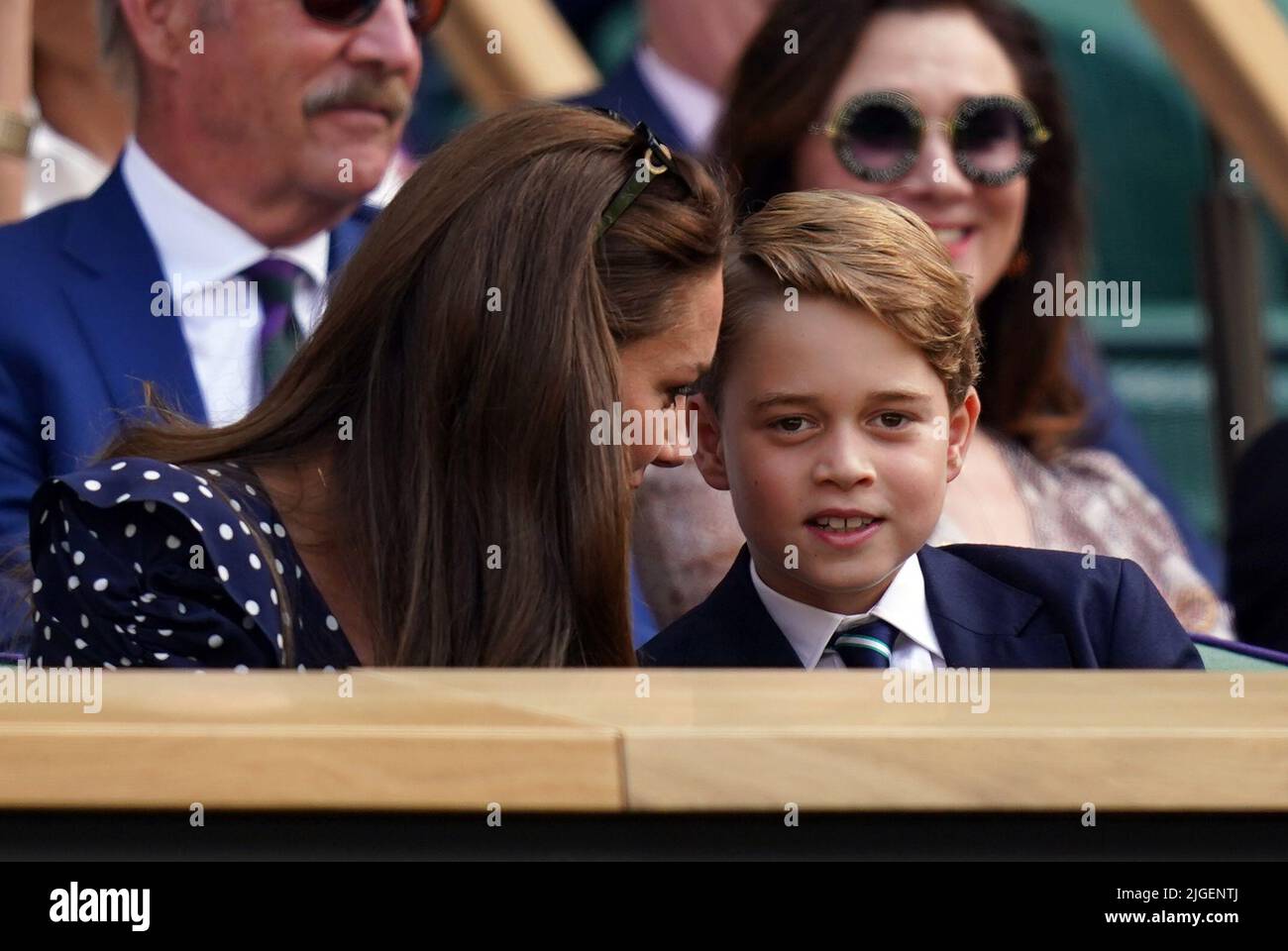 Die Herzogin von Cambridge mit Prinz George in der Royal Box am 14. Tag der Wimbledon Championships 2022 im All England Lawn Tennis and Croquet Club, Wimbledon. Bilddatum: Sonntag, 10. Juli 2022. Stockfoto