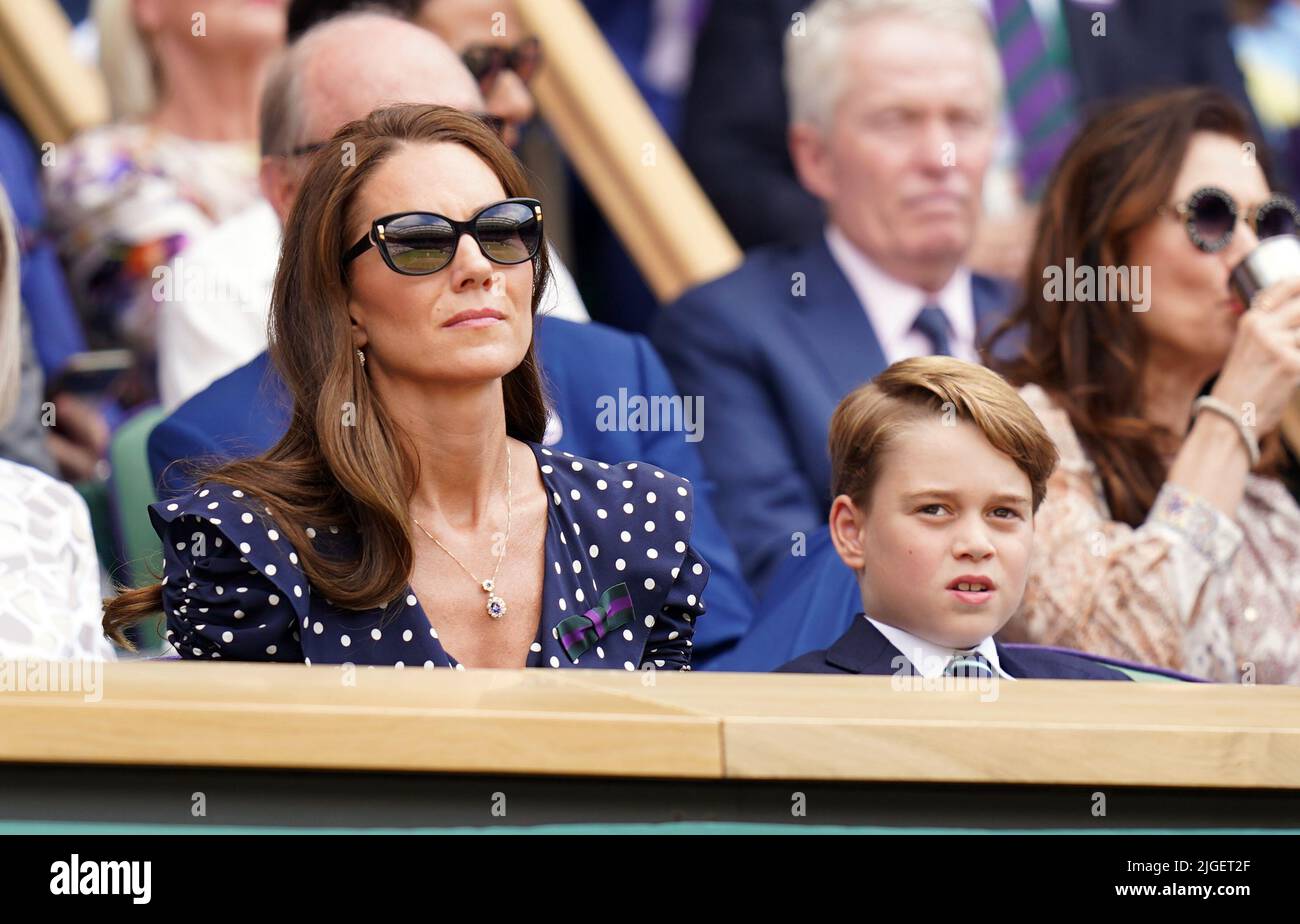 Die Herzogin von Cambridge mit Prinz George in der Royal Box am 14. Tag der Wimbledon Championships 2022 im All England Lawn Tennis and Croquet Club, Wimbledon. Bilddatum: Sonntag, 10. Juli 2022. Stockfoto