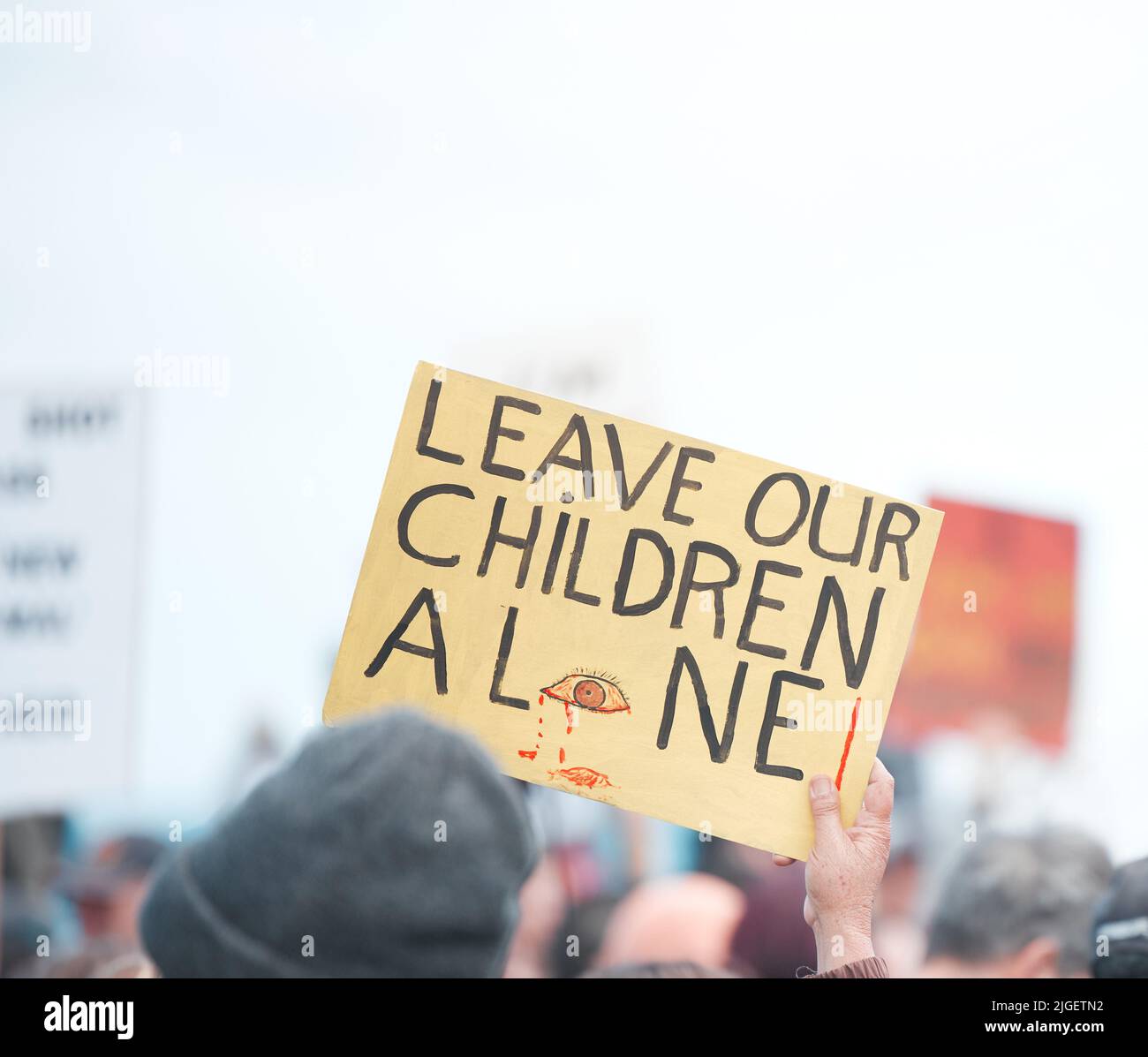 Schützen Sie Ihre Familie. Kapstadt, Südafrika - 2. Oktober 2021 nicht erkennbare Demonstranten, die Schilder hochhielten und gegen den Covid 19 protestierten Stockfoto