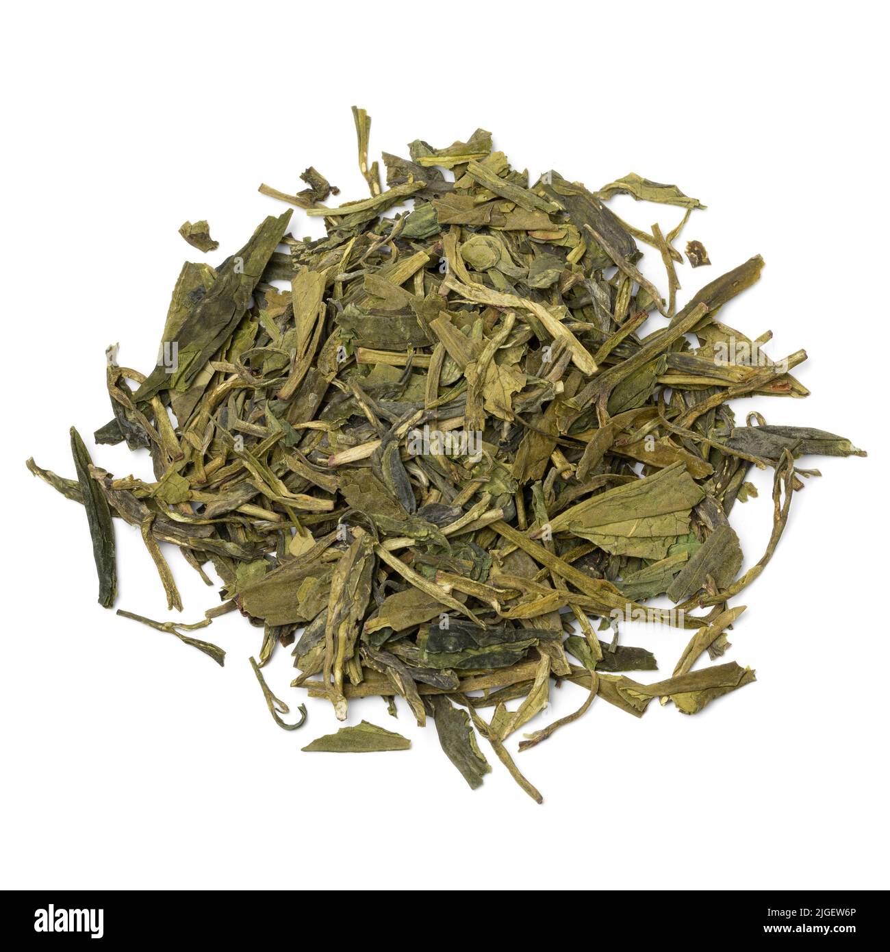 Haufen chinesischer Lung Ching Tee aus der Nähe isoliert auf weißem Hintergrund Stockfoto