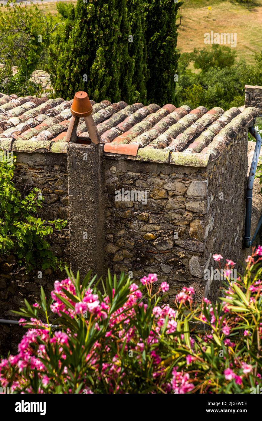 Mirmande ist eines der schönsten Dörfer Frankreichs als Dorf Perché und bietet ein herrliches Panorama über das Rhône-Tal Stockfoto