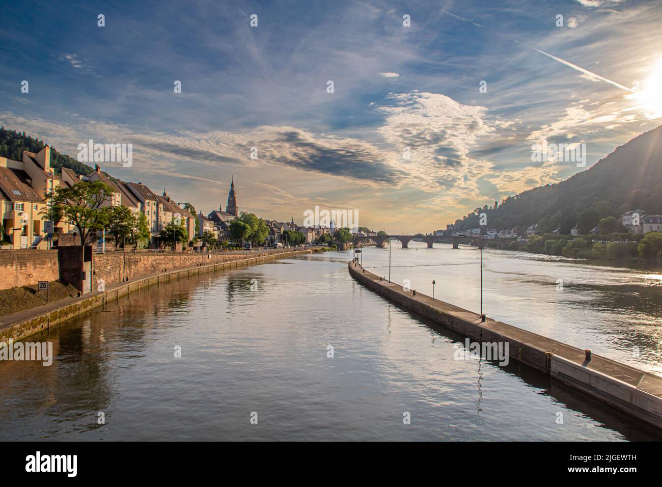 Schöner Blick auf Heidelberg und Neckar im sommerlichen Abendlicht. Heidelberg in Deutschland ist bekannt für seine Universität und sein romantisches Flair Stockfoto