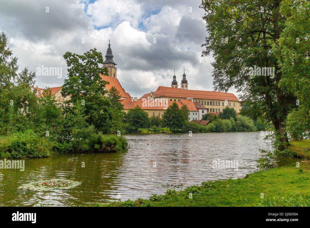 Schöner Blick auf Telc in tschechien Wolkenbedeckter Himmel vom umliegenden Fluss aus gesehen. Das historische Zentrum von Telc in Südmähren, Tschechien, ist eine UN Stockfoto