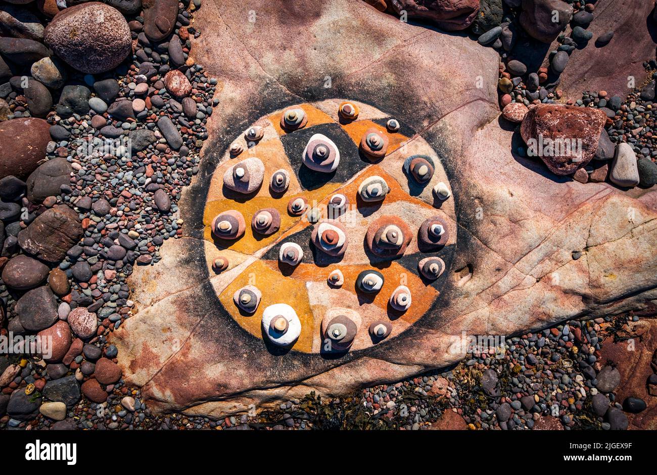 Eines der Landkunstwerke, die mit natürlichen Materialien während der European Stone Stacking Championships 2022 am Eye Cave Beach in Dunbar, East Lothian, geschaffen wurden. Die Meisterschaften sind Europas größter Wettbewerb für alle Liebhaber und Künstler des Steinstapelns und des Felsausgleichs. Bilddatum: Sonntag, 10. Juli 2022. Stockfoto