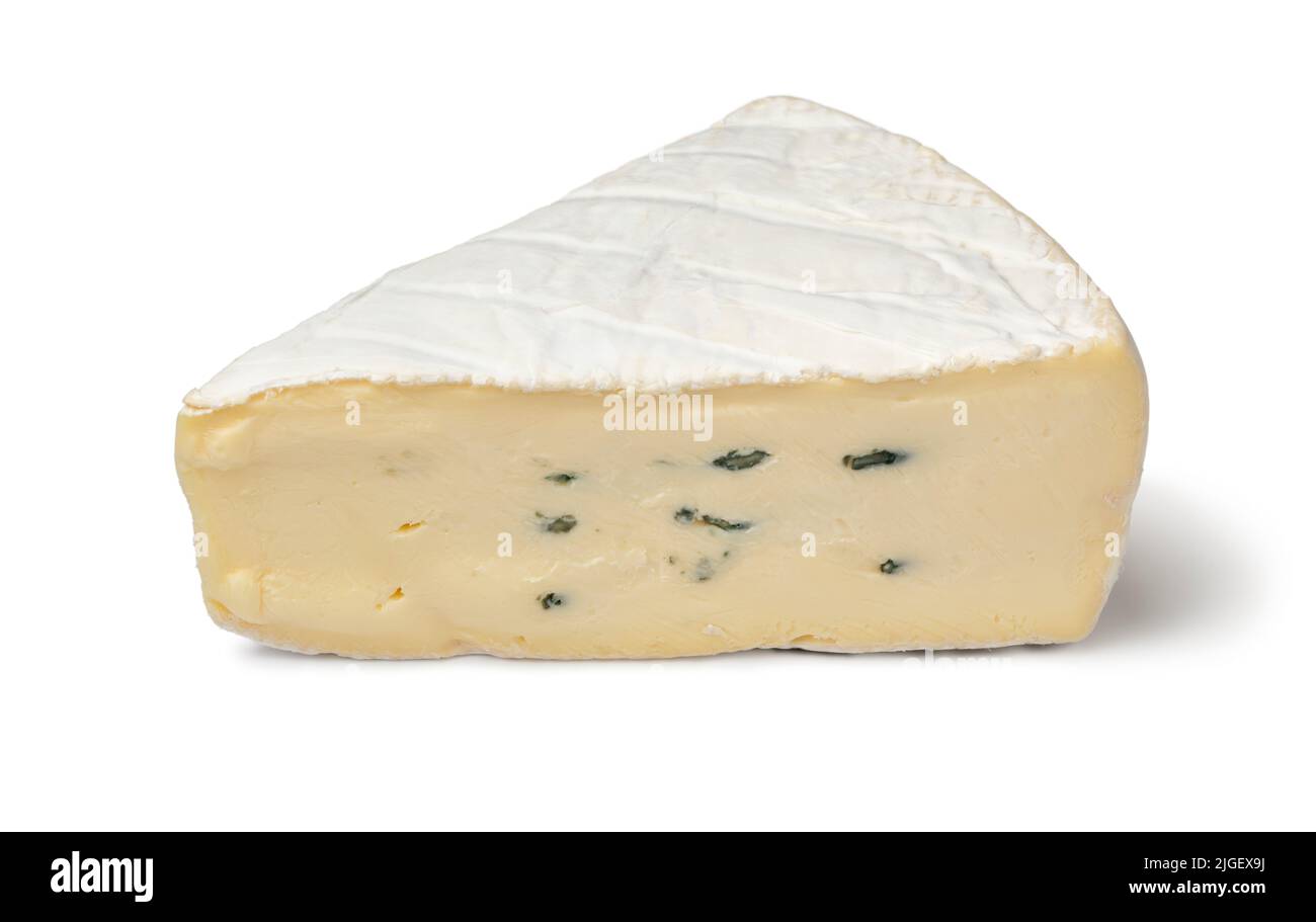 Stück deutscher Cambozola, blauer Brie-Käse isoliert auf weißem Hintergrund aus nächster Nähe Stockfoto