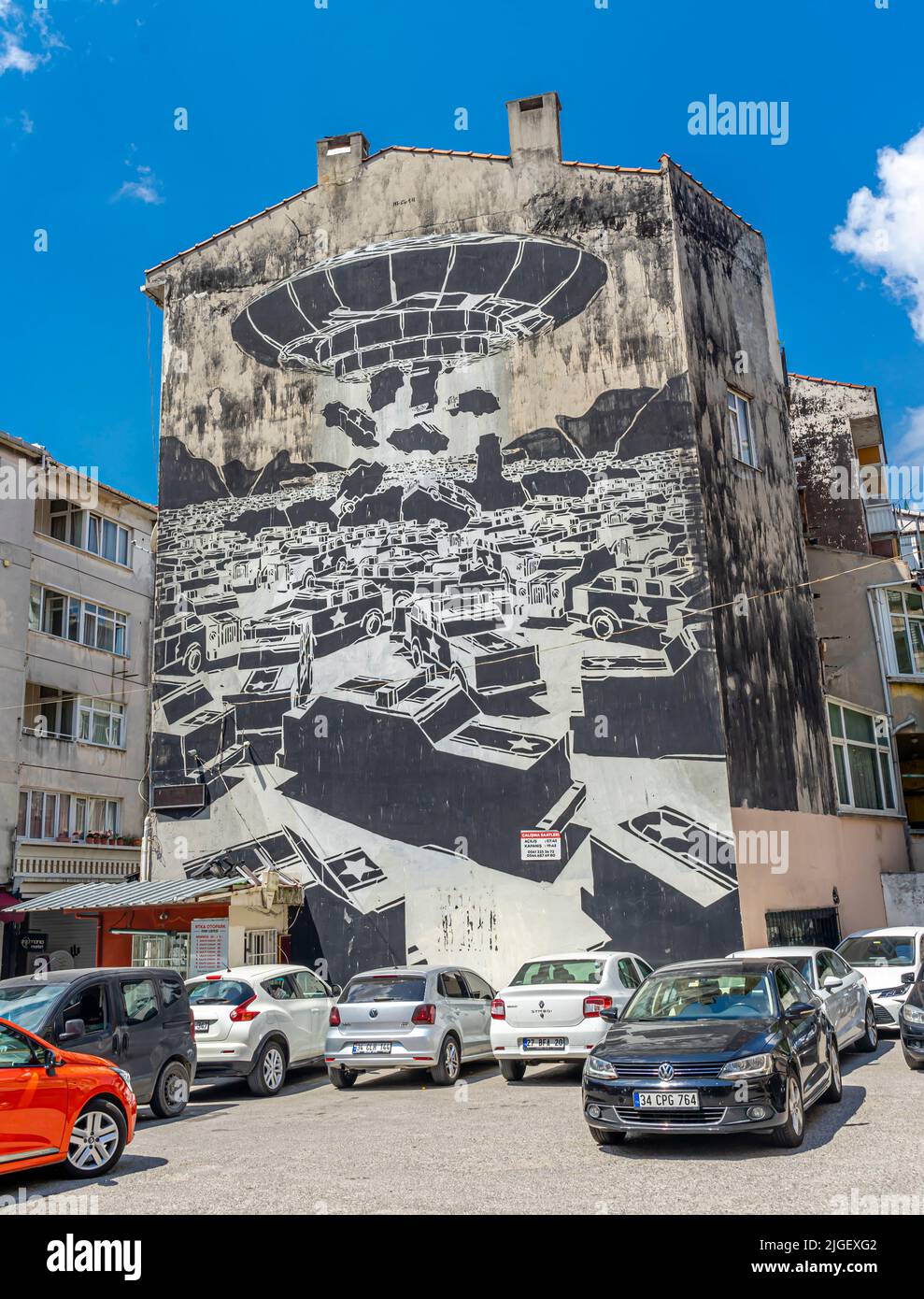 UFO Attack Wandbild von Sepex und M-City, 2014. Street Art, Wandmalereien im Kadiköy Viertel von Istanbul, Türkei Stockfoto