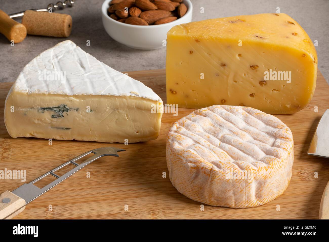 Käseplatte mit einer Variation von Käse aus nächster Nähe zum Dessert Stockfoto