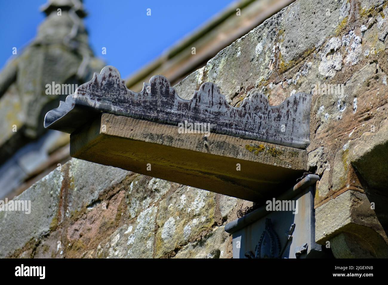 Längerer, bleibeschichteter Abfluss vom Kirchendach, um Regenwasser von den Steinarbeiten zu halten. Stockfoto