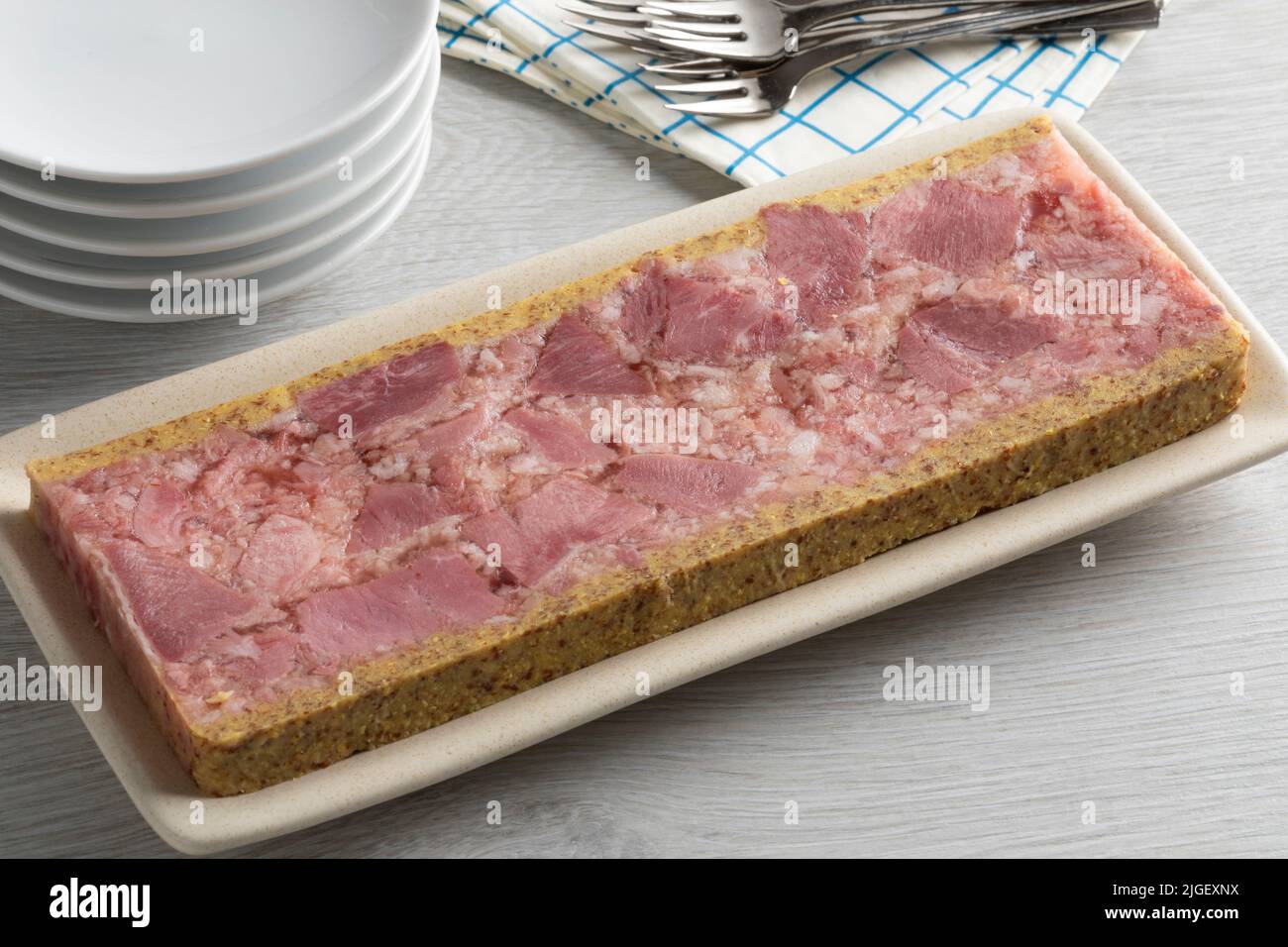 Traditionelle belgische Brawn, Kopfkäse, mit Senf auf einem Teller aus nächster Nähe Stockfoto