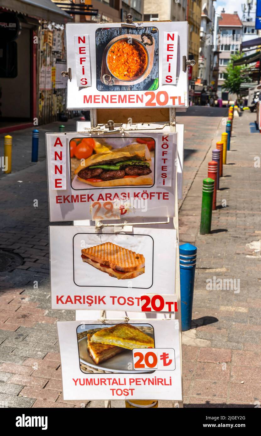 NEFI, Karisik Toast, Sandwich, Burger, Kebab-Menü auf einer einfachen vertikalen Stange mit Preisen in TL in der Straße von Kadikoy, Istanbul, Türkei Stockfoto