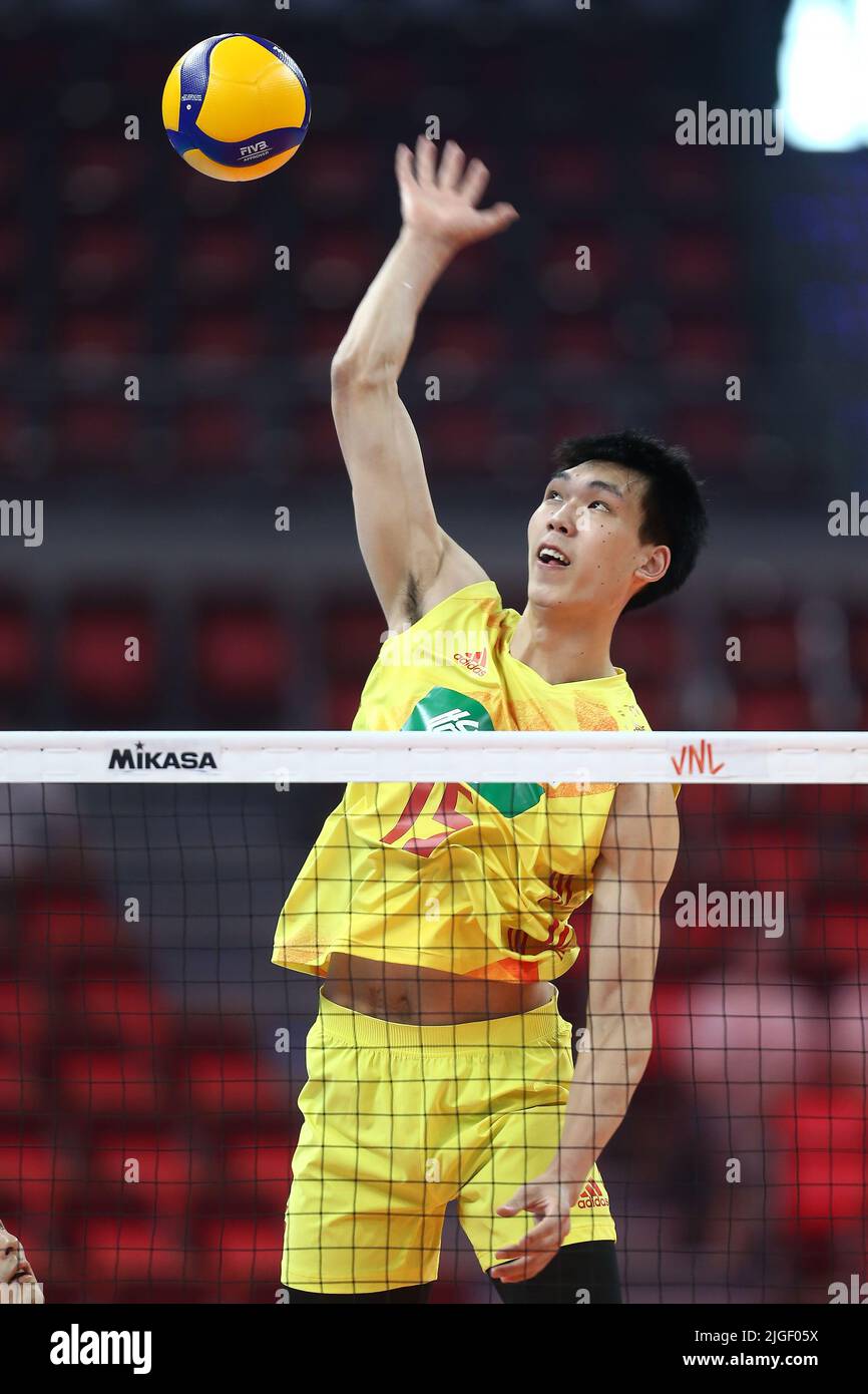 Danzig, Polen. 10.. Juli 2022. Peng Shikun aus China spielt beim Volleyball Nations League Men's Pool 6-Spiel zwischen China und Serbien in Danzig, Polen, am 10. Juli 2022, den Ball. Quelle: Piotr Matusewicz/Xinhua/Alamy Live News Stockfoto