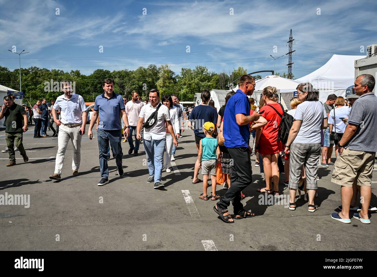 Nicht exklusiv: SAPORISCHSCHSCHJA, UKRAINE - 8. JULI 2022 - Oleksandr Starukh, Leiter der regionalen Militärverwaltung Zaporischschschschja (2. L), besucht die aufgerüstete Stockfoto