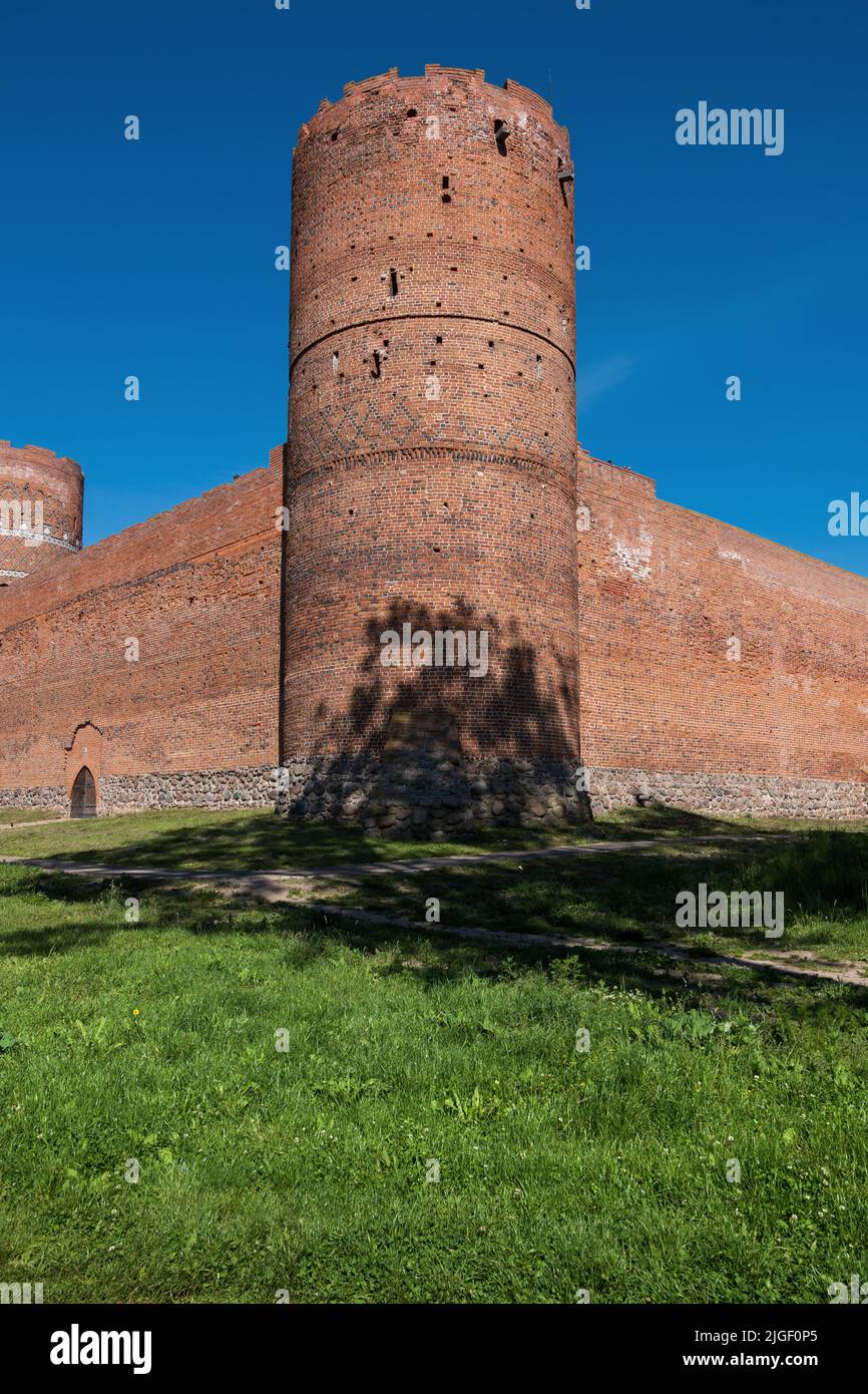 Schloss der Masowien Herzöge in Ciechanow, Polen, Eckturm und Verteidigungsmauer, mittelalterliche Festung aus dem 14.. Jahrhundert. Stockfoto