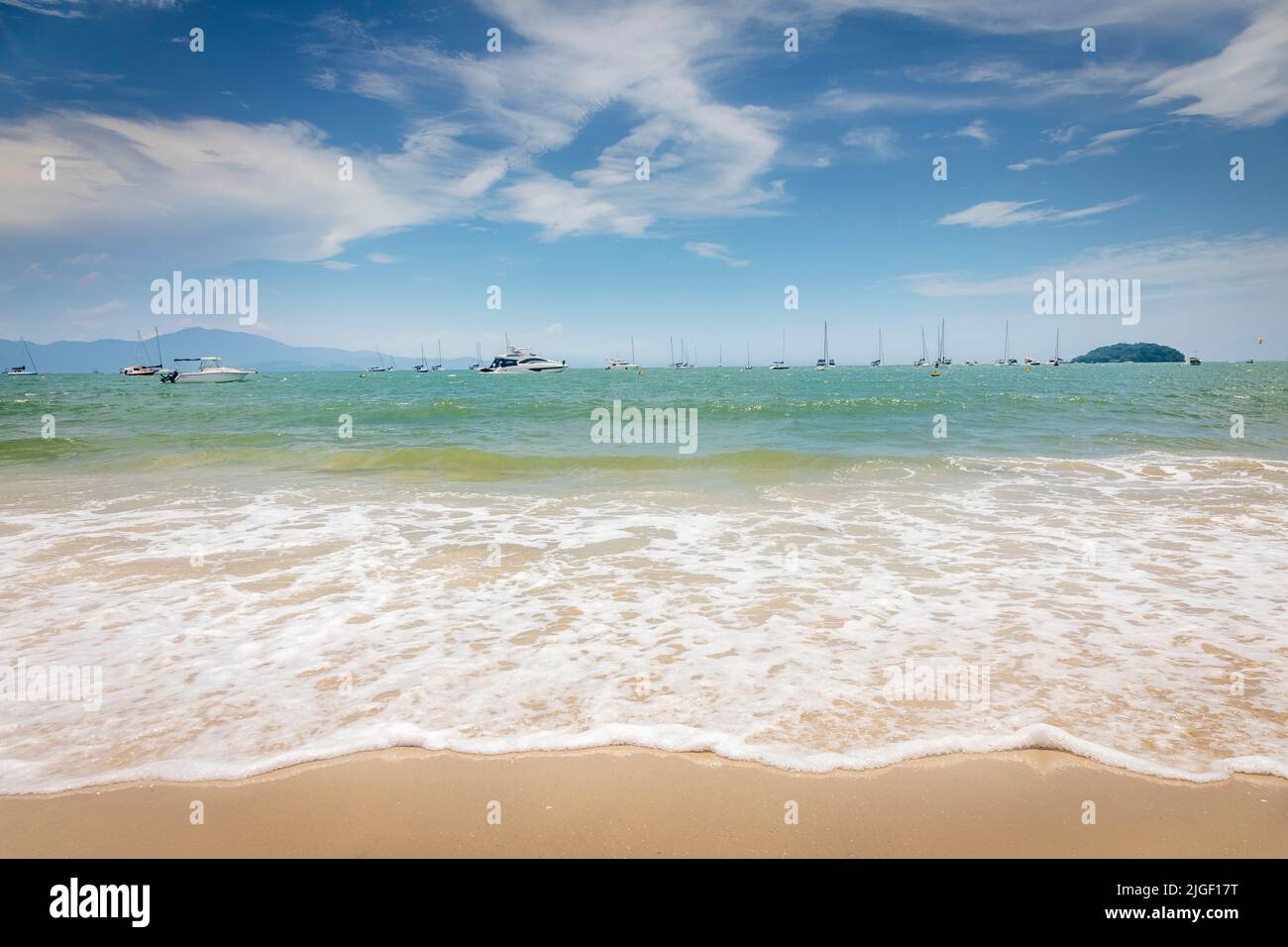 Boote und Segelboote in Jurere Internacional Strand bei Sonnenuntergang Florianopolis, Brasilien Stockfoto