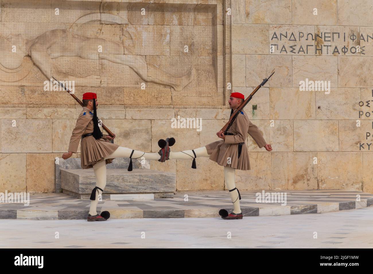 ATHEN, GRIECHENLAND - 06 2022. MAI: Zeremonielle Aufseher des Präsidenten - Evzones am Grab des unbekannten Soldaten vor dem griechischen Parlament, Athen, Gr Stockfoto