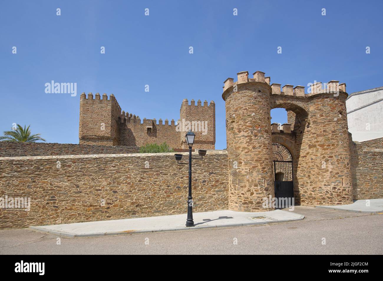 Historische Stadtbefestigungen mit Portal und Türmen am Castillo in Monroy, Extremadura, Spanien Stockfoto