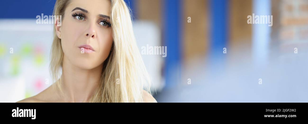 Die Chefin hört sich den Bericht des Mitarbeiters über die abgeschlossene Monatsarbeit an Stockfoto