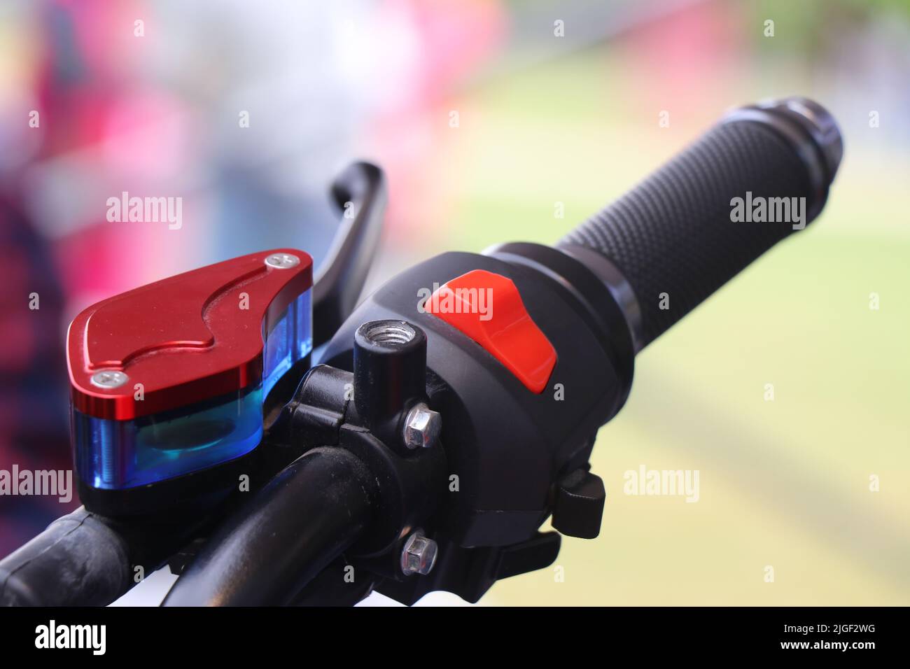 Rechter Griff mit Steuerschaltern eines Elektromotorrads mit Sportmodell Stockfoto