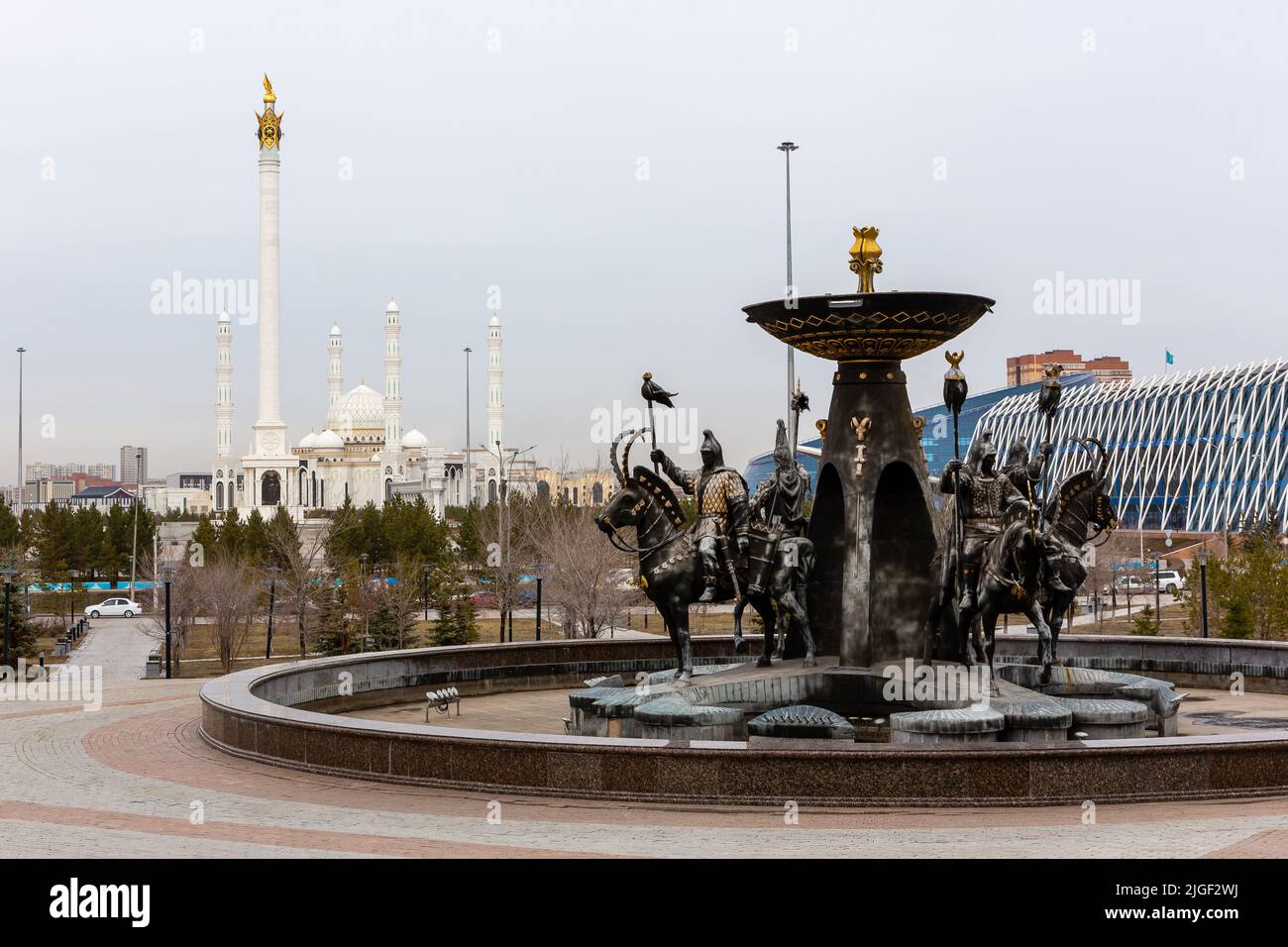 Nur Sultan (Astana), Kasachstan, 11.11.21. Saka-Krieger-Brunnen vor dem Nationalmuseum der Republik Kasachstan, Kasachisches Eli-Denkmal Stockfoto