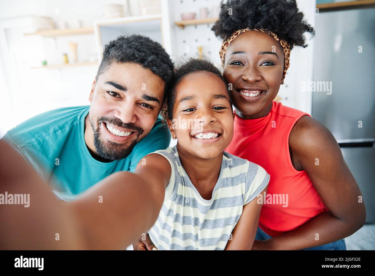 Familie Selfie Foto Mutter Vater Tochter Handy Kamera Kind Tochter Mädchen Stockfoto