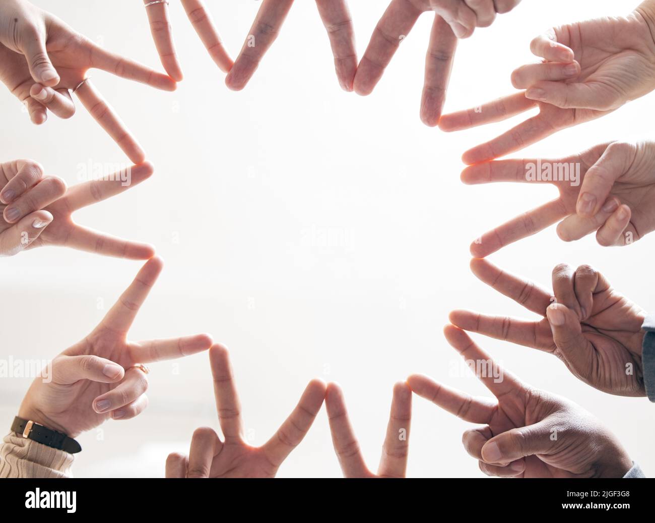 Alles rein, alles rausholen. Aufnahme einer Gruppe von nicht identifizierbaren Geschäftsleuten, die sich in einer Einheit zusammenschließen. Stockfoto