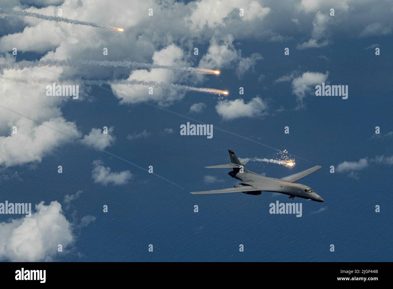 Ein B-1B Lancer der US-Luftwaffe, der 34. Expeditionary Bomb Squadron zugewiesen wurde, setzt am Samstag, dem 25. Juni 2022, während einer Bomber Task Force-Mission über dem Pazifischen Ozean Flacksen ein. Missionen der Bomber Task Force bieten die Möglichkeit, gemeinsam mit unseren Verbündeten und Partnern zu trainieren, um Interoperabilität aufzubauen und unsere kollektive Fähigkeit zu stärken, einen freien und offenen Indo-Pazifik-Raum zu unterstützen. Foto von Master Sgt. Nicholmann Priest/USA Air Force/UPI Credit: UPI/Alamy Live News Stockfoto