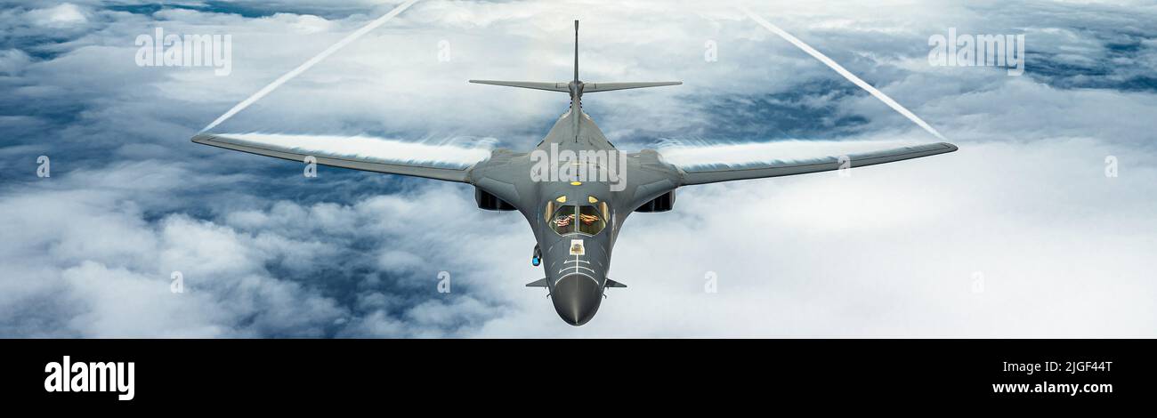 Ein US Air Force B-1B Lancer, der 34. Expeditionary Bomb Squadron zugewiesen wurde, fliegt am Samstag, den 25. Juni 2022, hinter einem US Air Force KC-135 Stratotanker, der 506. Expeditionary Air Betankungsgeschwader zugewiesen wurde. Missionen der Bomber Task Force bieten die Möglichkeit, gemeinsam mit unseren Verbündeten und Partnern zu trainieren, um Interoperabilität aufzubauen und unsere kollektive Fähigkeit zu stärken, einen freien und offenen Indo-Pazifik-Raum zu unterstützen. Foto von Master Sgt. Nicholmann Priest/USA Air Force/UPI Credit: UPI/Alamy Live News Stockfoto
