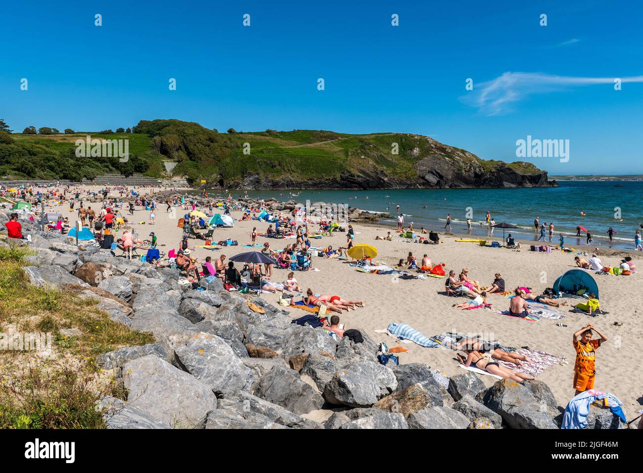 Rossarbery, West Cork, Irland. 10.. Juli 2022. Die Sonne schien und die Temperaturen erreichten heute 24C am Warren Beach, West Cork. Hunderte von Touristen und Einheimischen treffen sich am Strand, um das Beste aus dem heißen Wetter zu machen. Quelle: AG News/Alamy Live News Stockfoto