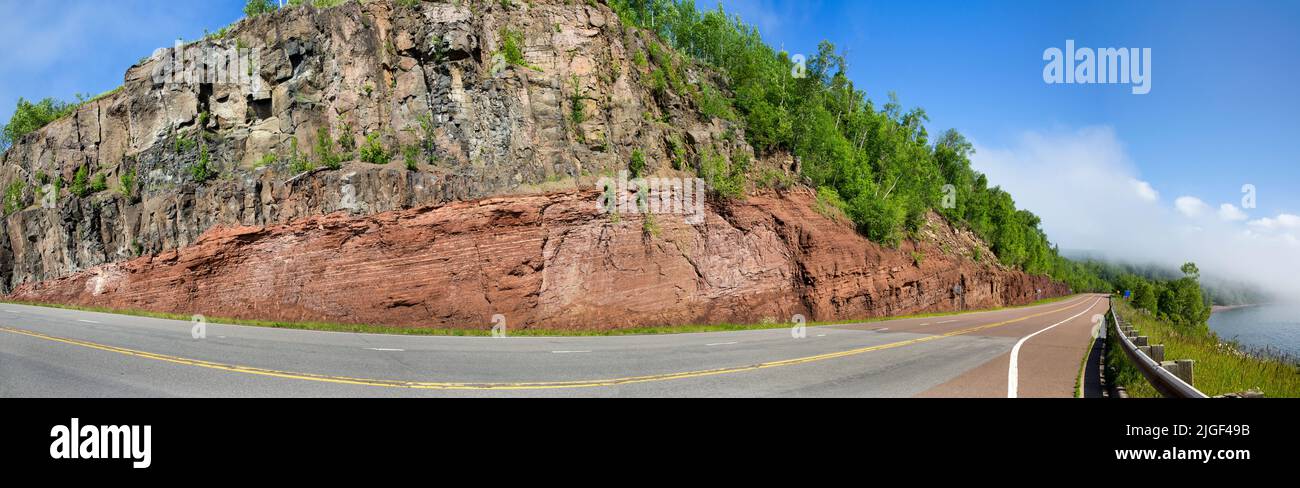 Querschnitt eines ausgegrabenen Berges und Gesteins, der vulkanische Schichten entlang der Nordküste des Lake Superior in Good Harbor Bay, Minnesota, zeigt Stockfoto
