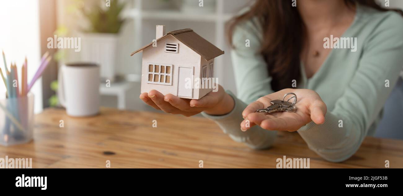 House-Modell und Schlüssel auf dem Tisch für Finanz- und Bankkonzept. Grundkauf Hypothek Konzept. Stockfoto