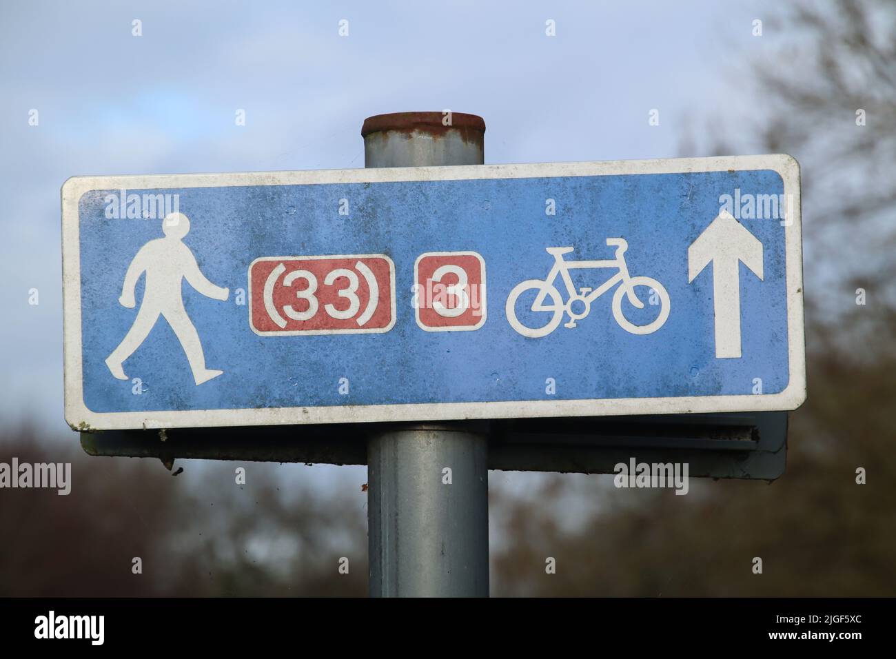 Ein blaues Schild auf dem Treidelpfad des Bridgewater- und Taunton-Kanals, das Radfahrern und Fußgängern Informationen gibt Stockfoto