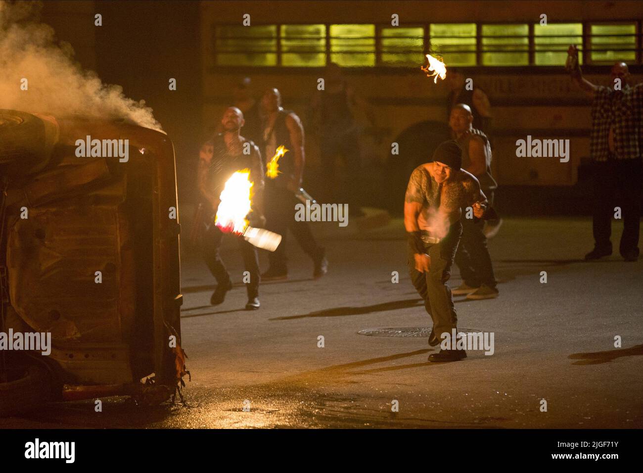 PURGER GANG WERFEN FEUERBOMBEN, DIE SÄUBERUNG: ANARCHIE, 2014 Stockfoto