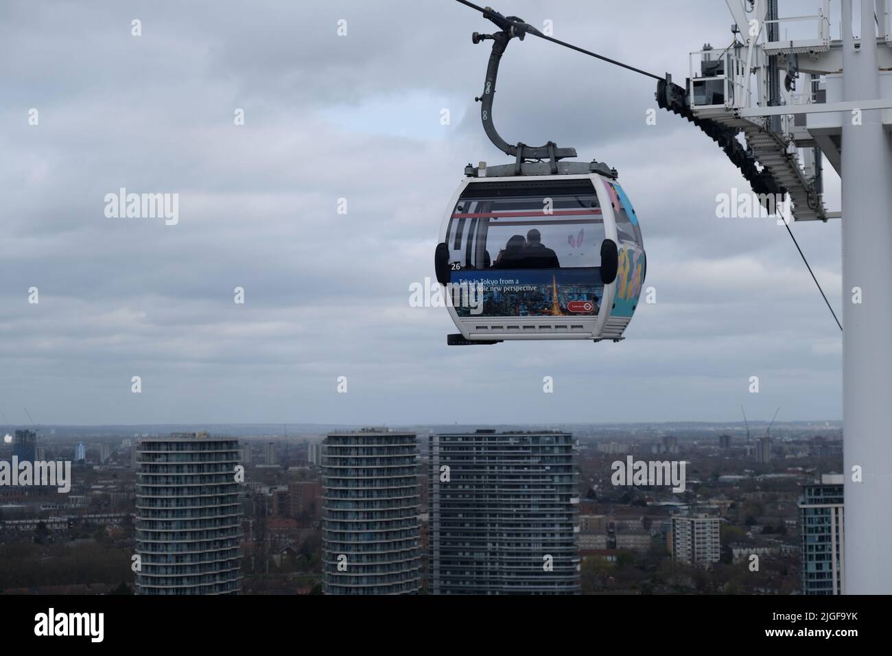 Romantisches Paar mit der Seilbahn auf der anderen Seite der Themse im Osten Londons Stockfoto
