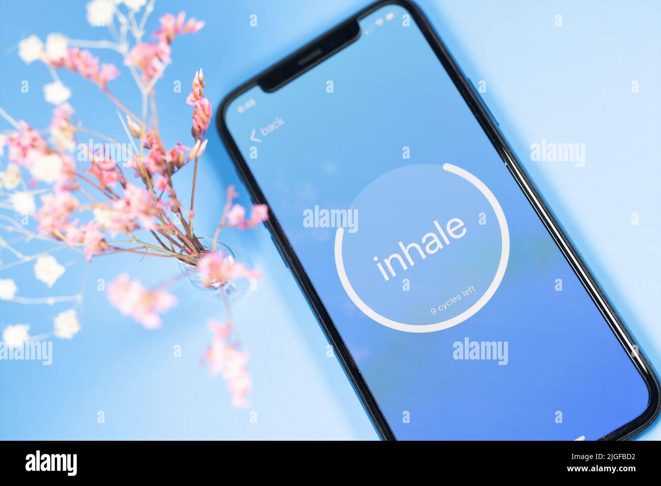 Ein Handy-Bildschirm, auf dem eine Atemanwendung zur Entspannung angezeigt wird. Stockfoto