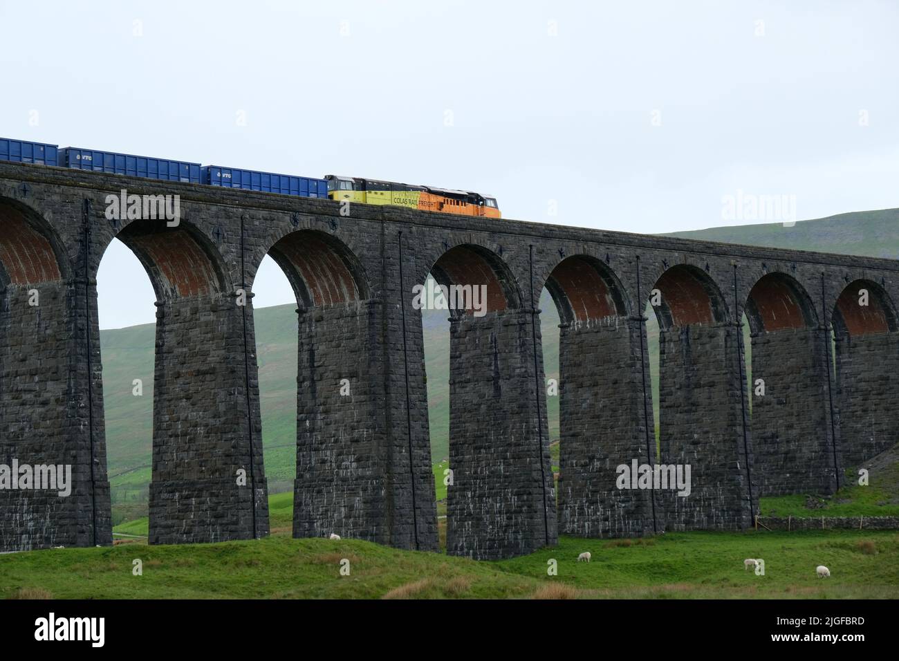 Der Zug überquert das historische Ribblehead Viaduct in Yorkshire Stockfoto