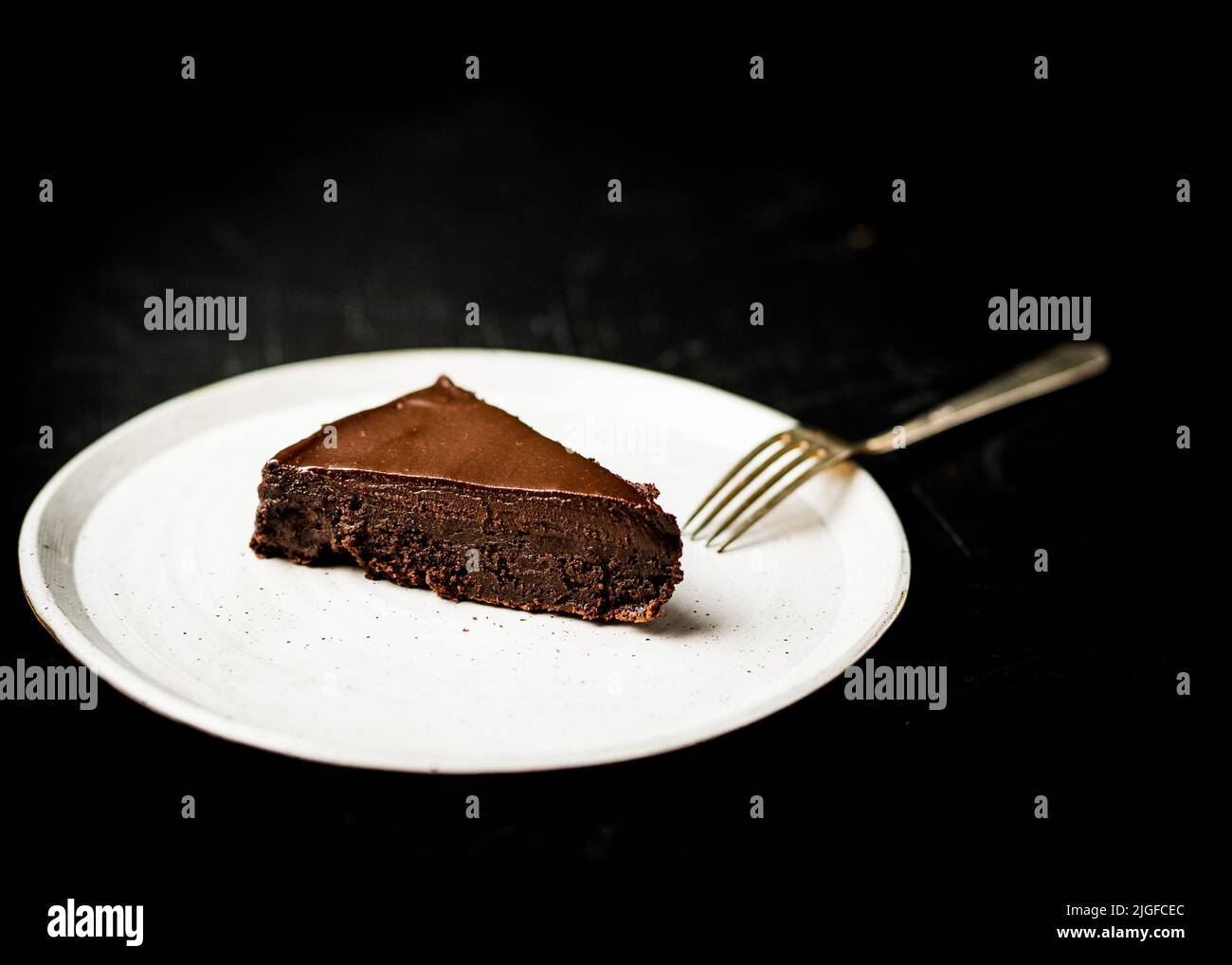 Mehlloser Schokoladenkuchen auf dunkler Oberfläche Stockfoto