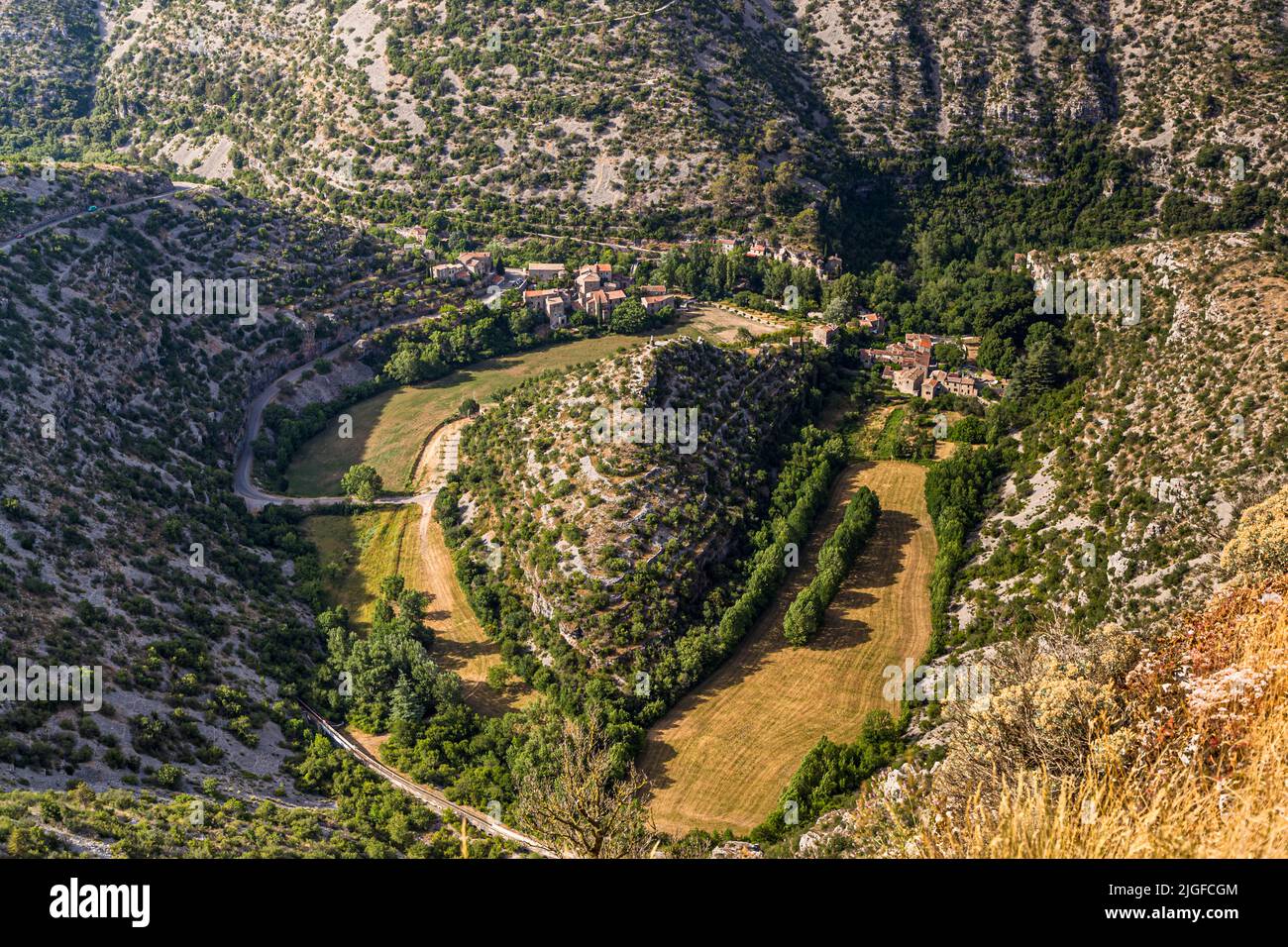 Der Cirque de Navacelles (Lodève, Frankreich) ist ein 400 Meter tiefes natürliches Becken, das vom Wasser des Flusses Vis durchtrennt wird Stockfoto