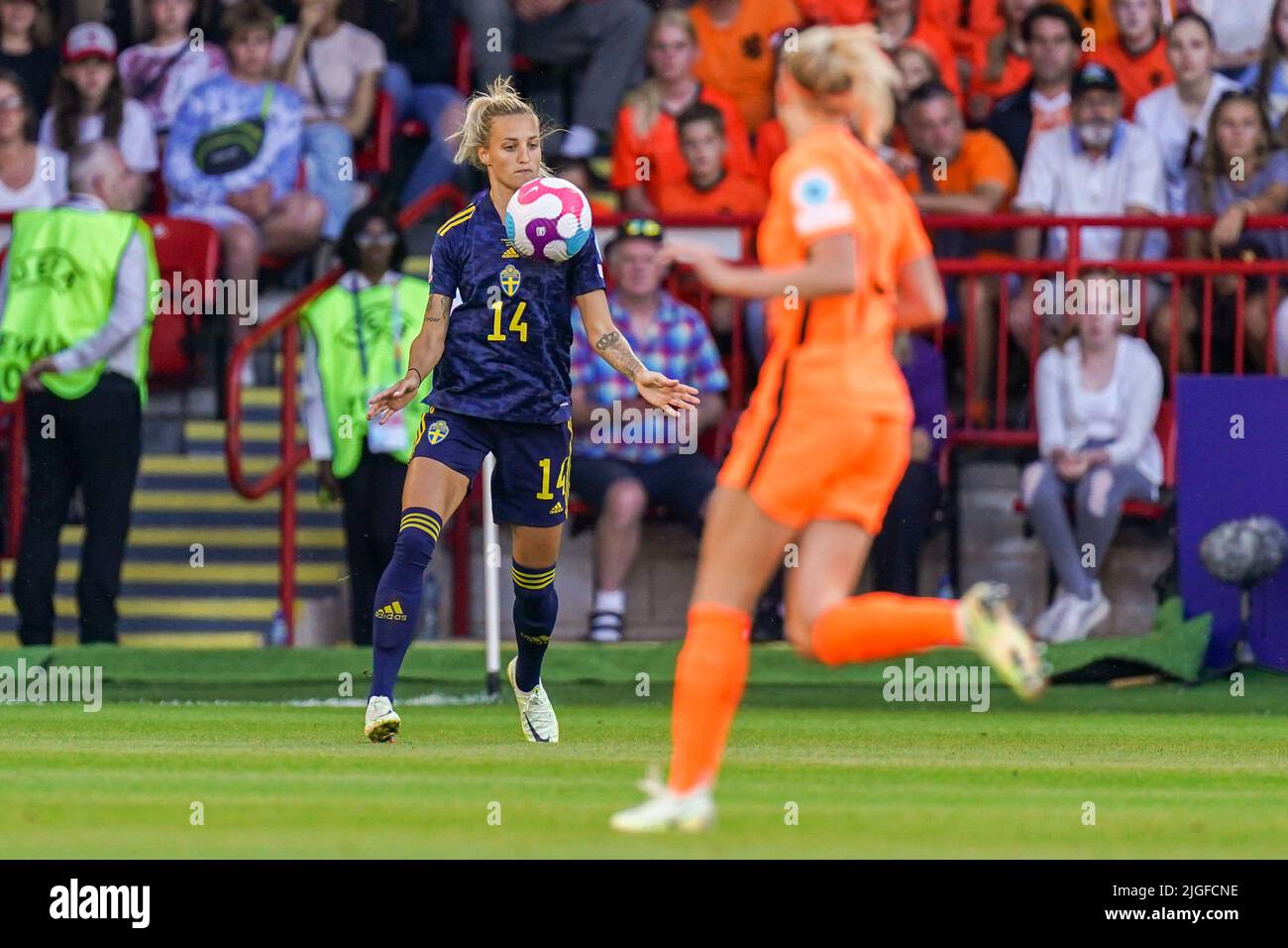 SHEFFIELD, VEREINIGTES KÖNIGREICH - 9. JULI: Nathalie Bjorn aus Schweden kontrolliert den Ball während des Spiels der Gruppe C - UEFA Women's EURO 2022 zwischen den Niederlanden und Schweden am 9. Juli 2022 in Sheffield, Vereinigtes Königreich (Foto: Joris Verwijst/Orange Picles) Stockfoto