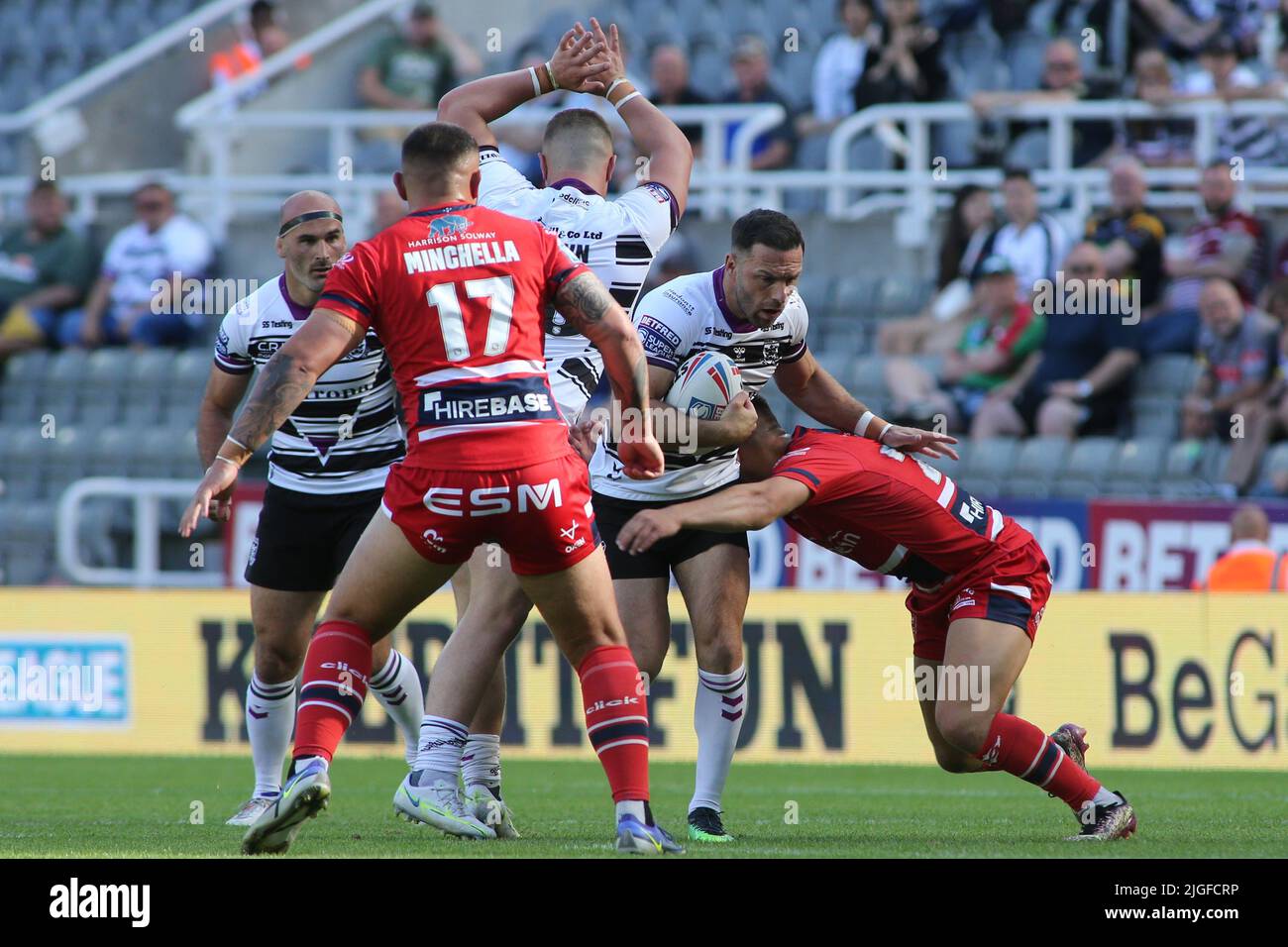 St James Park, Newcastle, Newcastle upon Tyne, Großbritannien. 10.. Juli 2022. Betfred Super League - Magic Weekend Hull KR vs Hull FC Luke Gale von Hull FC beim Angriff gegen Hull Kingston Rovers. Kredit: Touchlinepics/Alamy Live Nachrichten Stockfoto